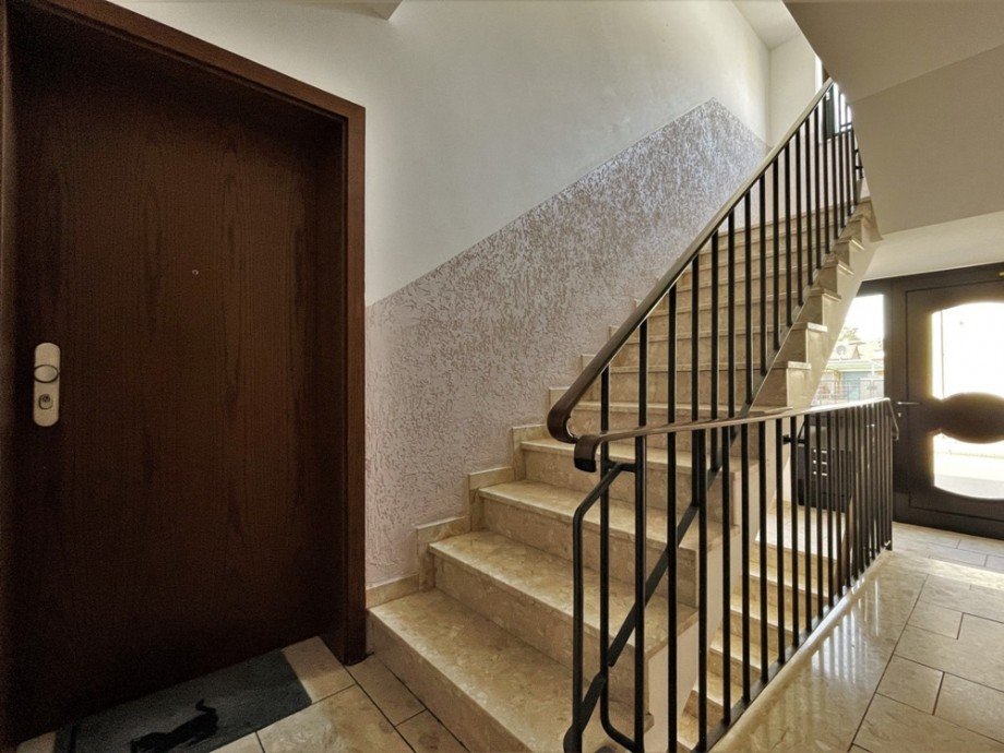(3) Ein Blick in den gemeinschaftlichen Flur und Eingangsbereich im Geb�udeinneren Erdgeschosswohnung Oberhausen / Schwarze Heide