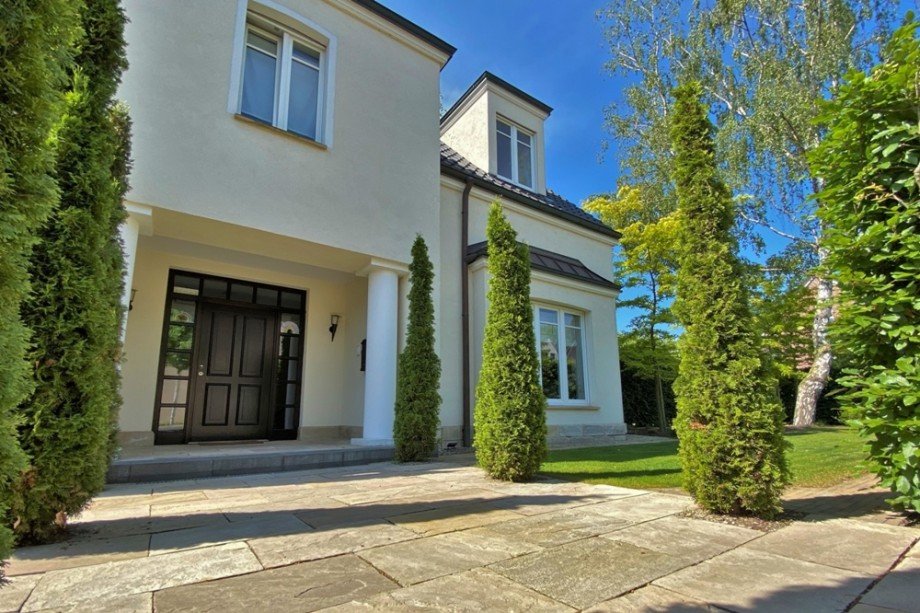 An den Hauseingang grenzt der weitl�ufige Vorgarten Einfamilienhaus Bottrop / Kirchhellen