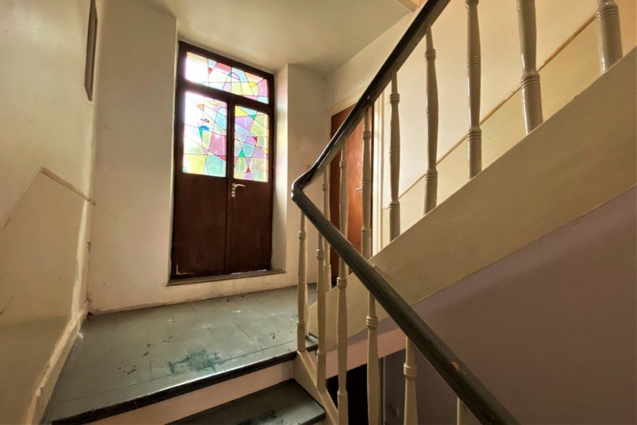 (8) Der Zugang auf den Balkon sowie eine Abstellkammer im Flurbereich Mehrfamilienhaus Bottrop / Stadtmitte