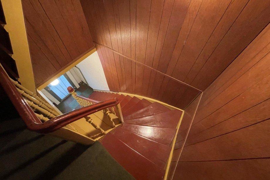 (13) Zur�ck im Flur betreten Sie �ber diese Treppe das Obergeschoss der rechten Haush�lfte Zweifamilienhaus Bottrop / Batenbrock