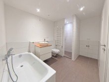 (19) Hier blicken Sie in das Hauptbadezimmer inkl. Waschmaschinenanschluss *RESERVIERT*