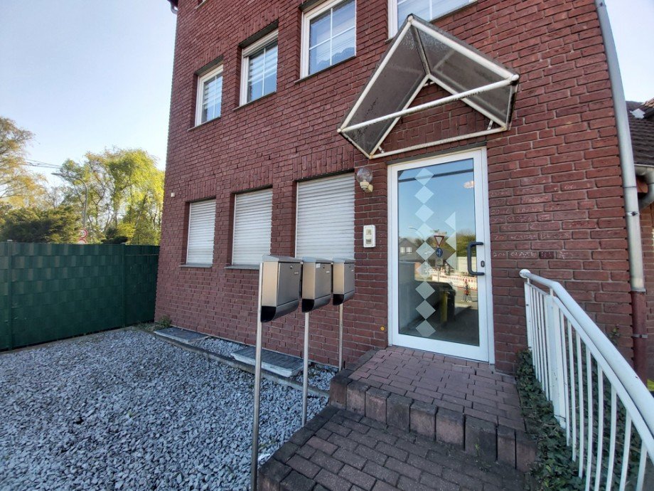 (2) Der gemeinschaftlich genutzte Hauseingangsbereich Etagenwohnung Bottrop / Ebel