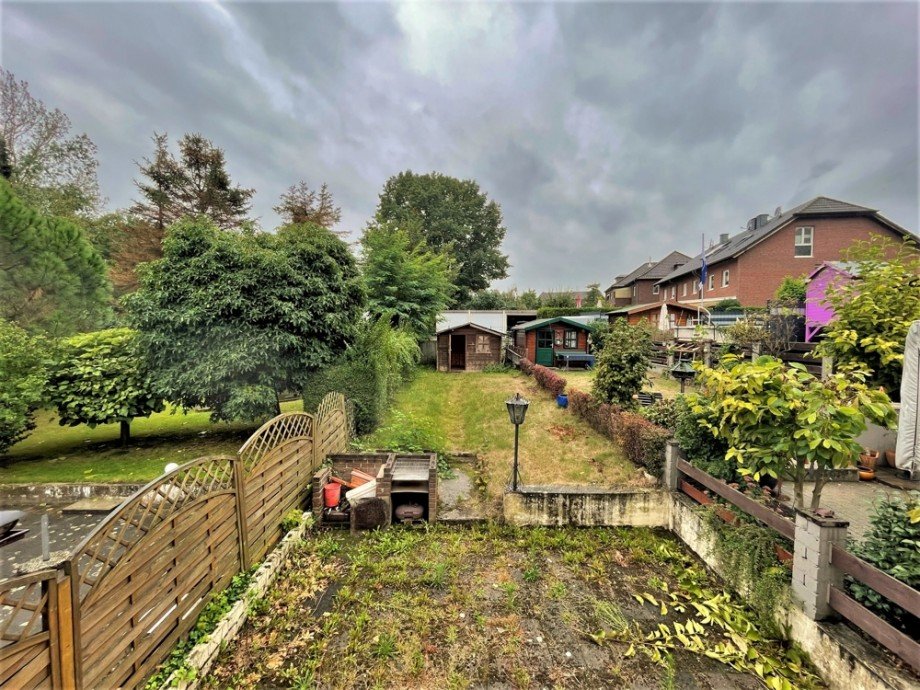 (13) Eine Grundst�cks�bersicht mit Blick zum Gartenhaus Reihenmittelhaus Oberhausen / Holten