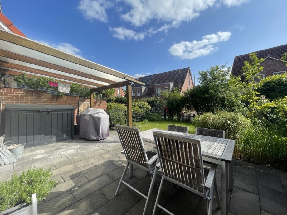 (11) Hier ein Ausblick von der teil�berdachten Terrasse in den Garten Reihenmittelhaus Gladbeck / Rentfort