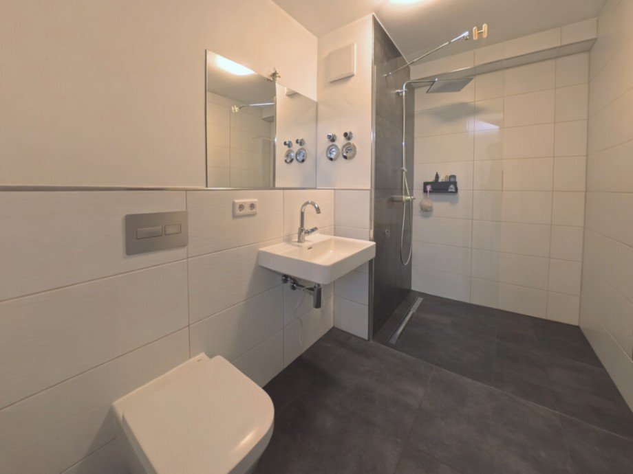 (7) Zun�chst ein Einblick in das Duschbadezimmer der Wohnung Erdgeschosswohnung Bottrop / Fuhlenbrock