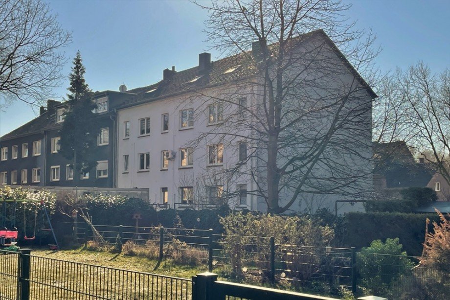 (23) Eine weitere Geb�uder�ckansicht vom Nachbargrundst�ck Dachgeschosswohnung Oberhausen / Sterkrade-Mitte