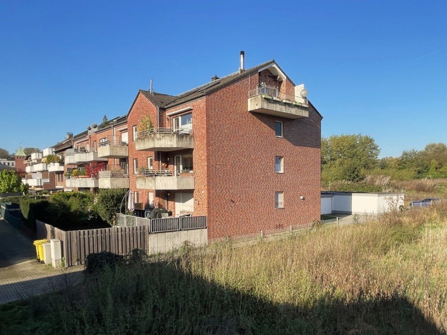 (2) Entlang der �stlichen Giebelseite gelangen wir zum Hauseingang auf der Geb�uder�ckseite Dachgeschosswohnung Bottrop / Vonderort