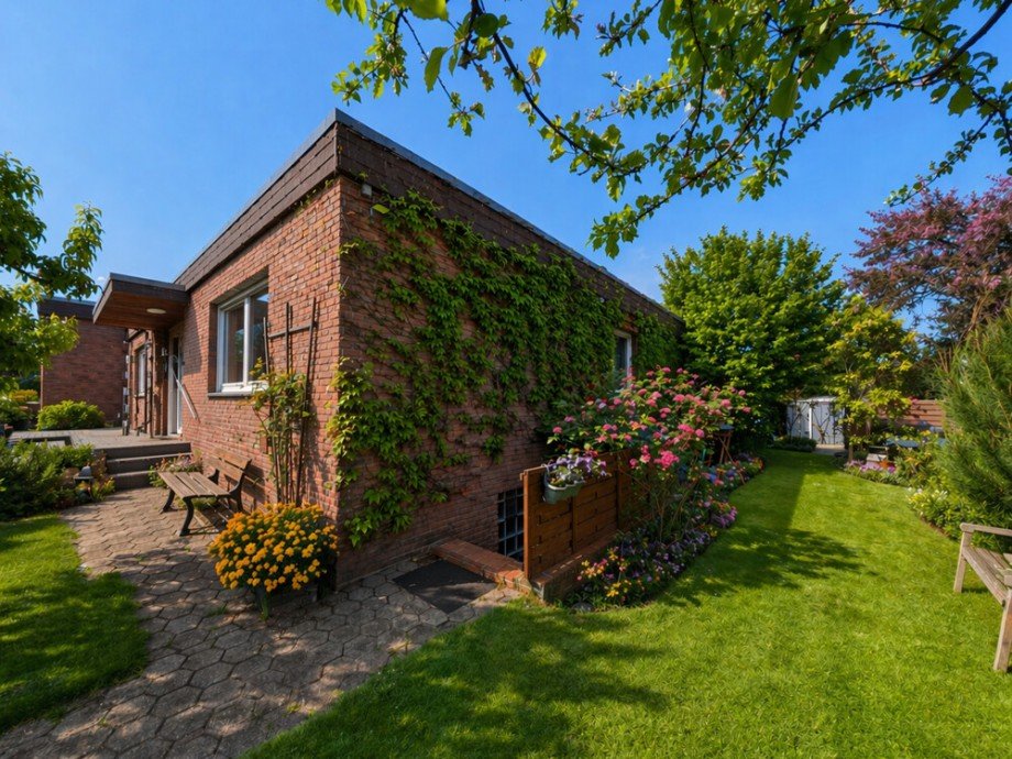 (4) Der seitliche Kellerabgang sowie das seitliche Gartengrundst�ck Bungalow Bottrop / Vonderort