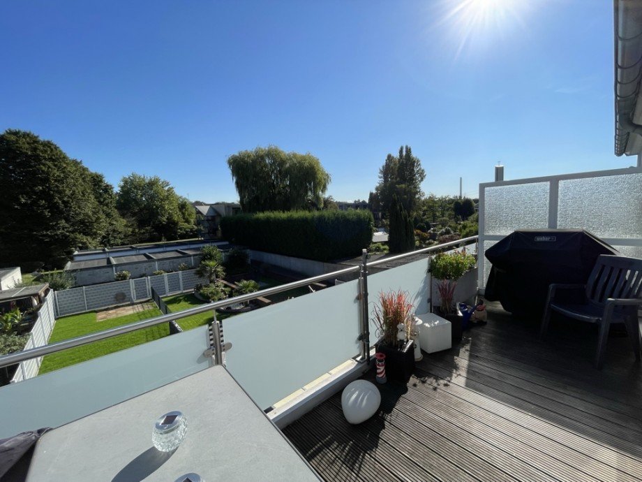 (8) �ber das Wohnzimmer betreten wir diesen traumhaften Balkon auf der Geb�uder�ckseite Maisonettewohnung Bottrop / Welheim