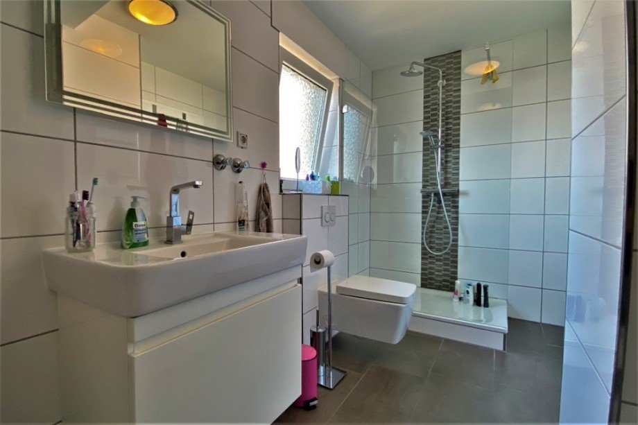 (29) Abschlie�end befindet sich auch im DG ein modernes Badezimmer Mehrfamilienhaus Bottrop / Fuhlenbrock