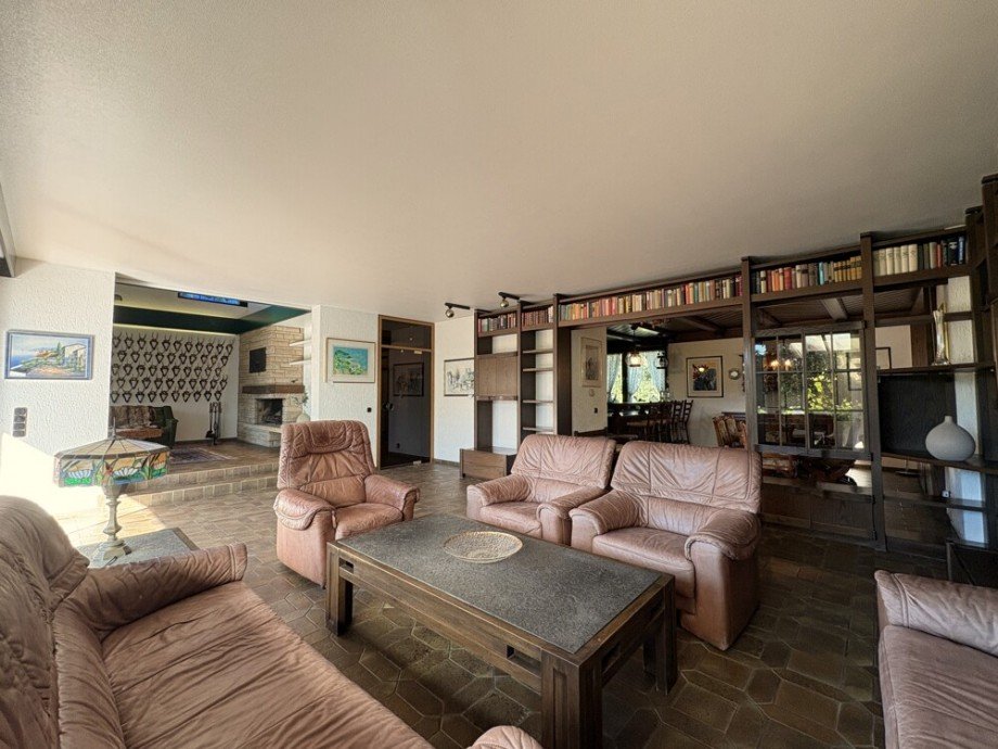 (10) Offen an die K�che angrenzend betreten wir den gro�z�gigen Wohnzimmerbereich Einfamilienhaus Bottrop / Grafenwald