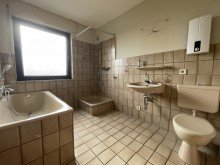 (34) Zentral gelegen befindet sich zun�chst dieses Badezimmer *VERKAUFT*