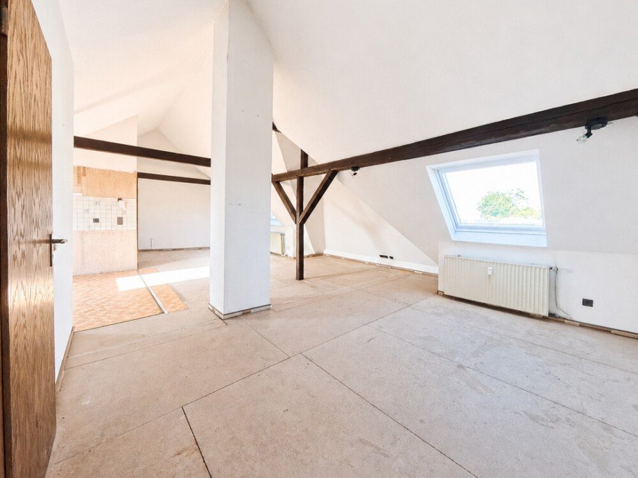 (12) Der weitere Verlauf den Wohnraumes Dachgeschosswohnung Bottrop / Stadtmitte
