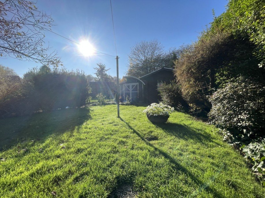 (12) Nahe der Gundst�cksgrenze befindet sich ein praktisches Gartenhaus Reihenendhaus Bottrop