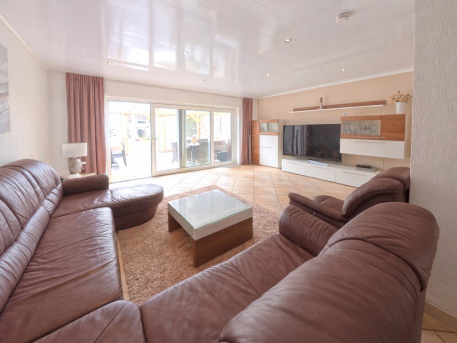 (12) Blick in den angrenzenden Wohnzimmerbereich Reihenmittelhaus Bottrop / Fuhlenbrock