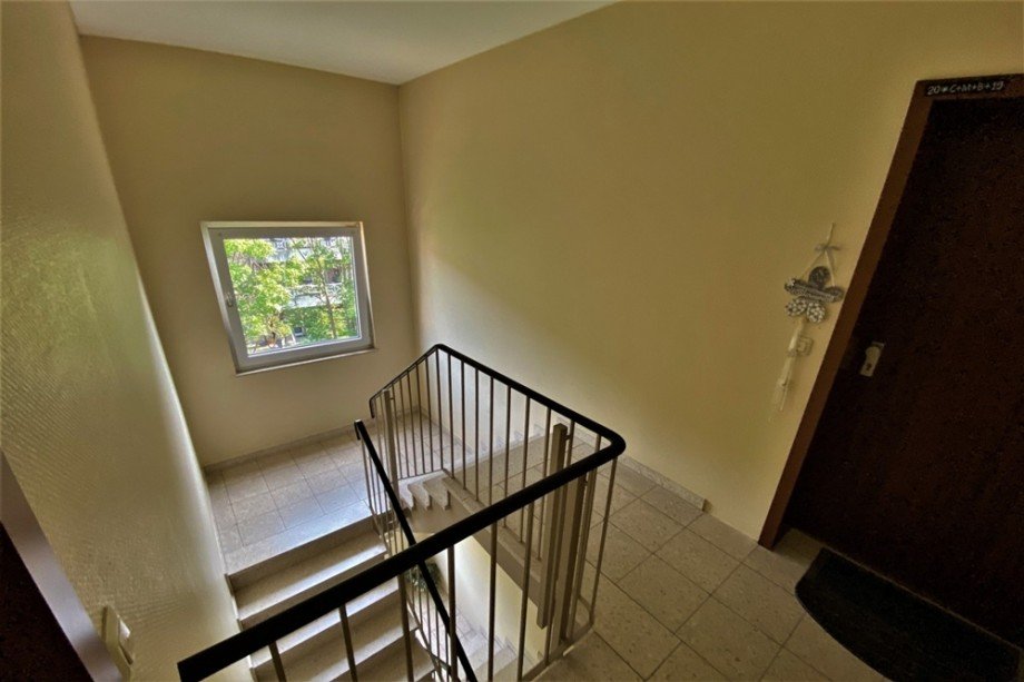 Der Blick aus dem Wohnungseingang in den Hausflur Dachgeschosswohnung Bottrop / Fuhlenbrock