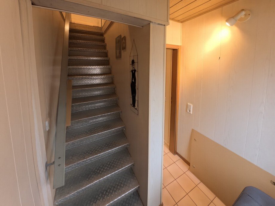 (21) Der Aufgang in den Spitzboden erfolgt �ber diesen Flurversatz im Obergeschoss Reihenmittelhaus Bottrop / Fuhlenbrock