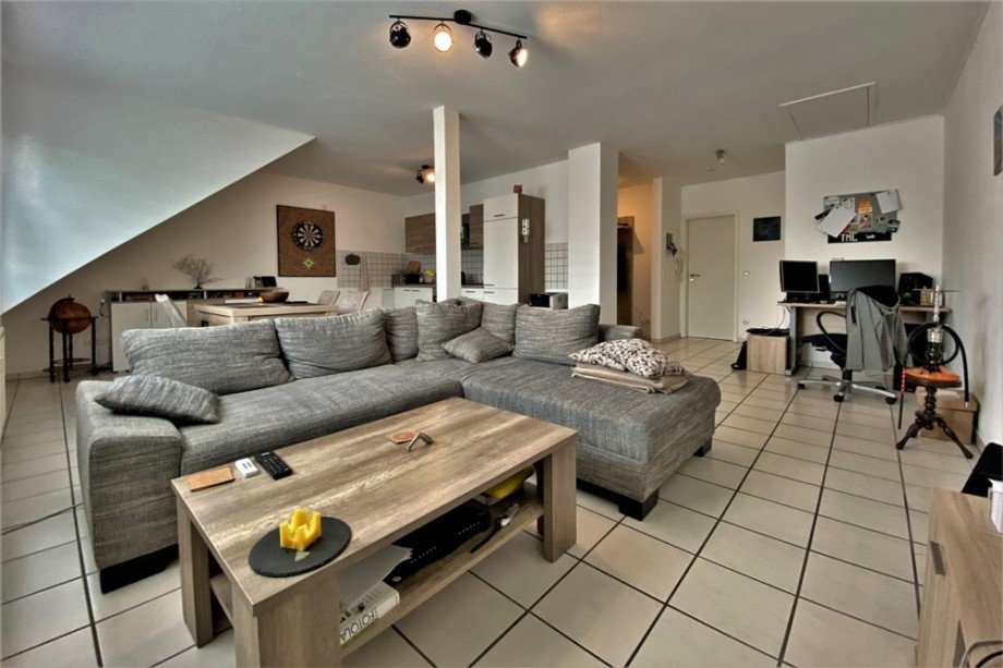 Das ger�umige und offene Wohn- und Esszimmer mit Blick zum Kochbereich Dachgeschosswohnung Bottrop / Fuhlenbrock