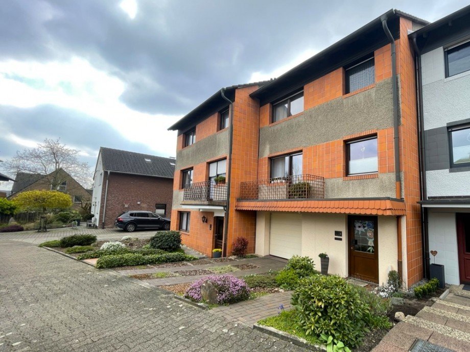 (2) Eine erste Impression von der Geb�udefront mit Blick auf den Hauseingang und die Garageneinfahrt Reihenhaus Bottrop / Lehmkuhle