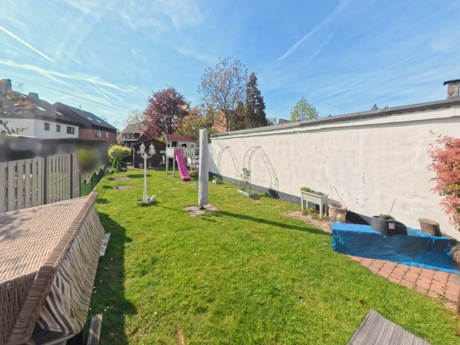 (16) Ein erster Blick in den gro�z�gigen Garten Reihenmittelhaus Bottrop / Fuhlenbrock