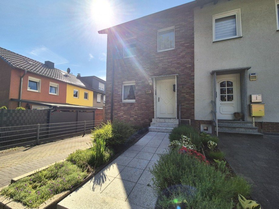 (2) Der Hauseingangsbereich auf der Geb�udevorderseite Reiheneckhaus Bottrop / Fuhlenbrock