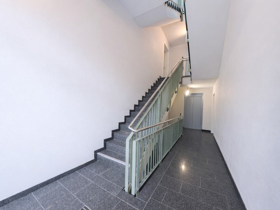 (4) Ein Blick in das helle Treppenhaus im Erdgeschoss Erdgeschosswohnung Oberhausen / Klosterhardt-Nord