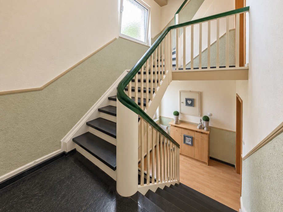 (24) Die Wohnungseing�nge im Obergeschoss und Dachgeschoss Mehrfamilienhaus Bottrop / Stadtmitte