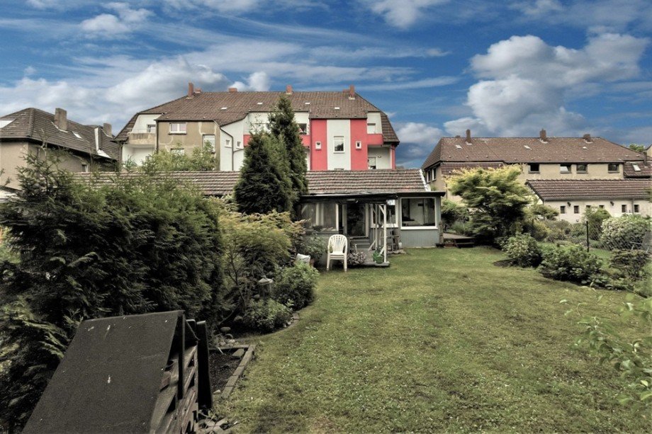 (8) Eine R�ckansicht beider Immobilien von der Grundst�cksgrenze Mehrfamilienhaus Bottrop / Batenbrock