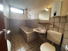 (11) Im weiteren Flurverlauf befindet sich dieses Wannenbadezimmer *VERKAUFT*