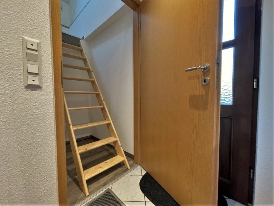 (21) Gegen�berliegend der K�che befindet sich der Aufgang in den ausgebauten Spitzboden des Anbaus (Nfl.) Einfamilienhaus Bottrop / Feldhausen