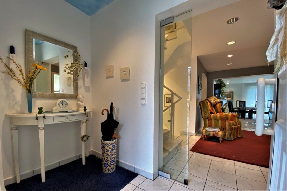 (4) Hinter der Haust�r erwartet Sie zun�chst ein Windfang Zweifamilienhaus Bottrop / Eigen