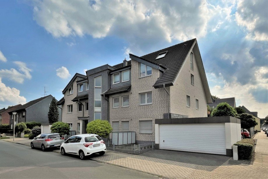 (41) Abschlie�end eine weitere Impression von der Geb�udefront Mehrfamilienhaus Oberhausen / Klosterhadt-S�d