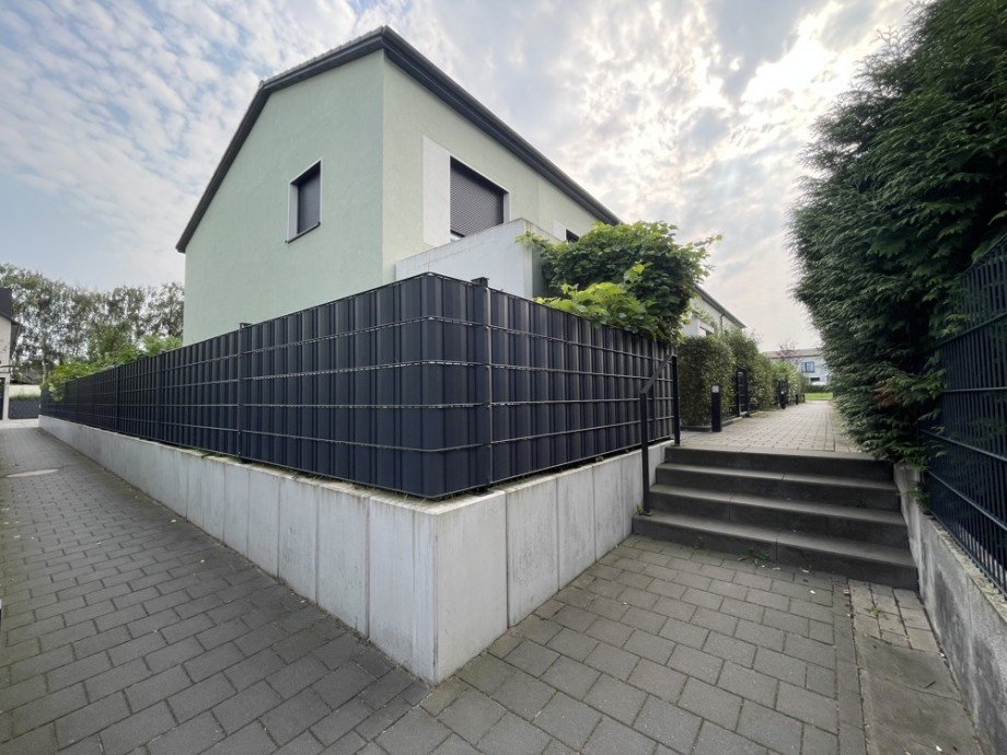 (24) Zur�ck im Au�enbereich f�hrt Sie dieser Weg zu der zugeh�rigen PKW Garage Einfamilienhaus Bottrop / Boy