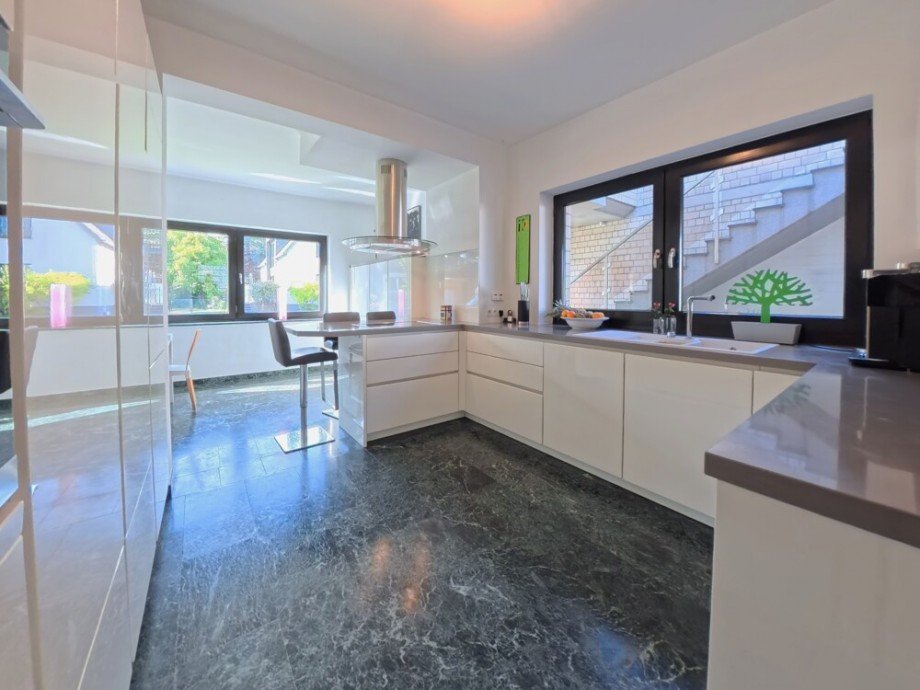 (9) Eine erste Impression aus der ger�umigen K�che mit angrenzendem Esszimmer Erdgeschosswohnung Bottrop / Stadtmitte