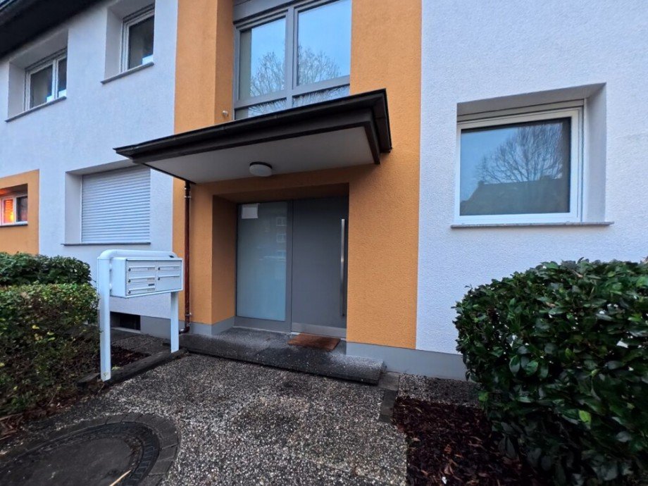 (2) Der Hauseingang ist zentral auf der Geb�udevorderseite gelegen Etagenwohnung Bottrop