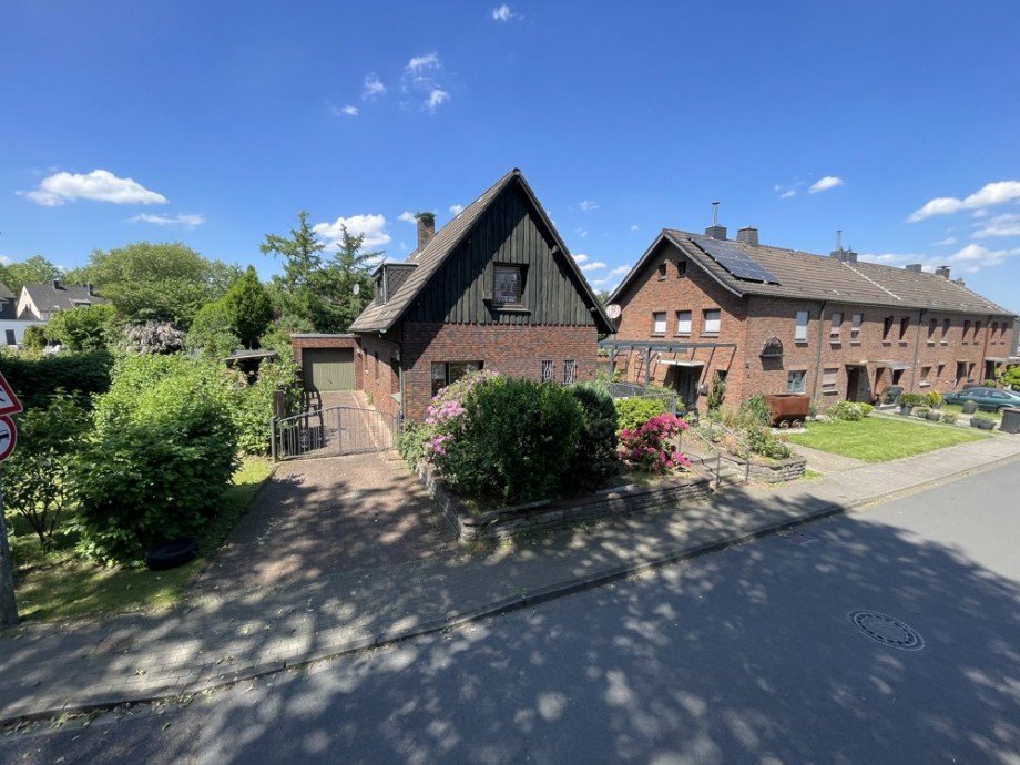 (2) Ein Blick auf die Geb�udefront sowie die PKW Zufahrt zur Garage Einfamilienhaus Bottrop / Batenbrock
