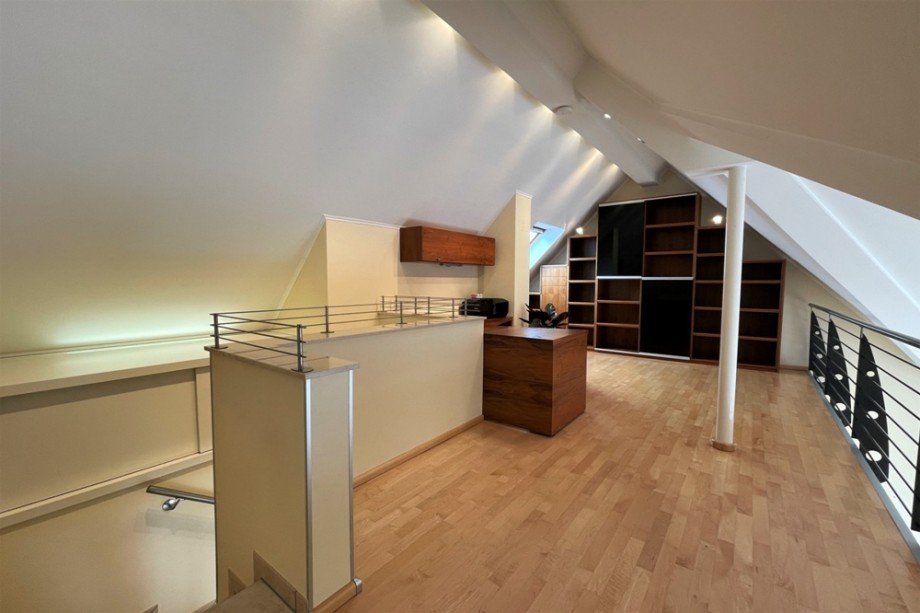 (30) Ein erster Blick in den Spitzboden Mehrfamilienhaus Oberhausen / Klosterhadt-S�d