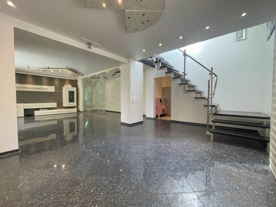 (7) Der Wohnbereich ist offen mit dem Treppenaufgang und einem Essbereich verbunden Einfamilienhaus Bottrop / Eigen