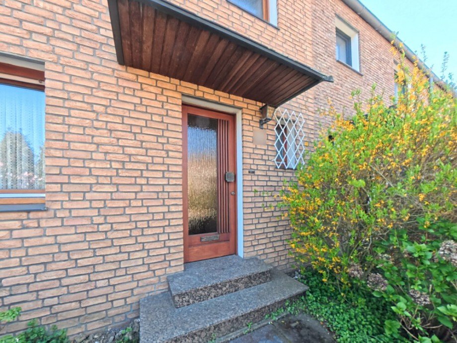 (2) Der Hauseingang ist zentral auf der Geb�udevorderseite platziert Reihenmittelhaus Oberhausen / Osterfeld-Ost