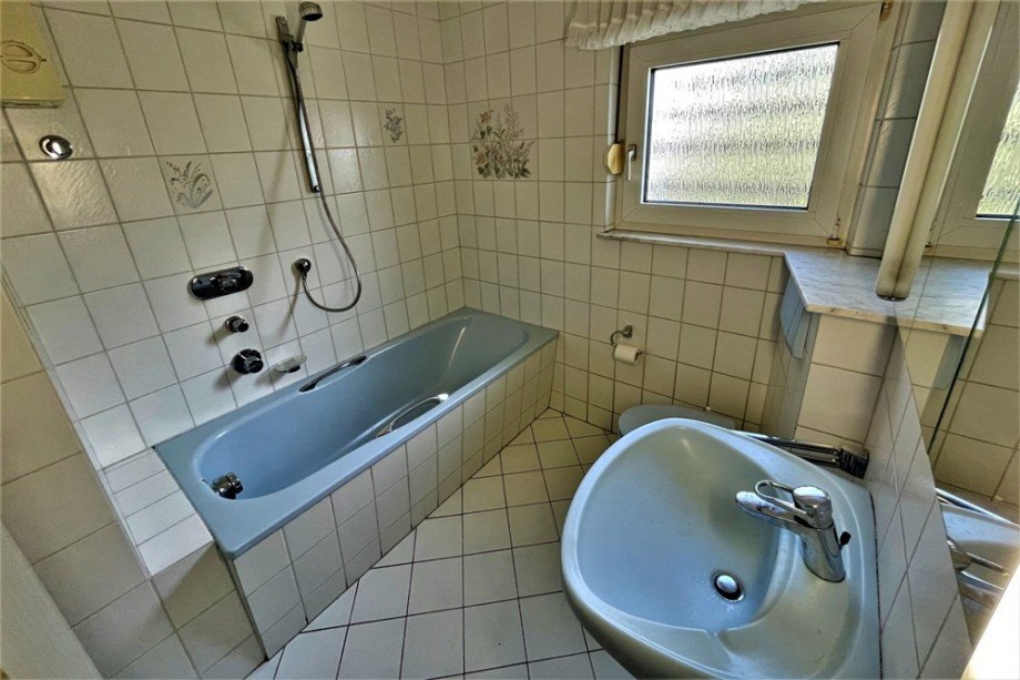 (11) Neben der K�che befindet sich dieses Wannenbadezimmer Einfamilienhaus Bottrop / Boy