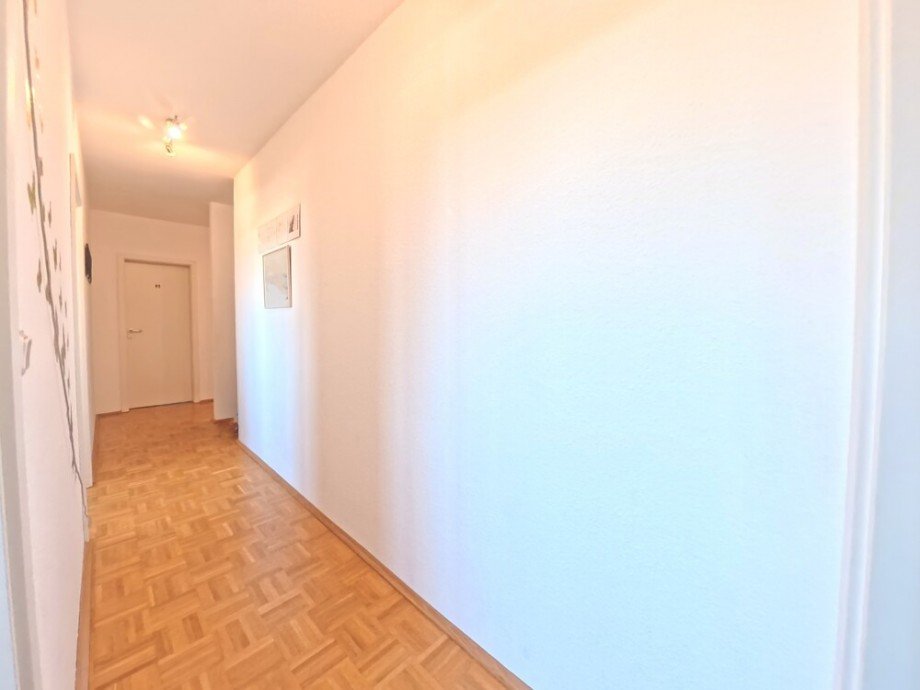 (7) Der Wohnungsflur aus einer anderen Perspektive Dachgeschosswohnung Bottrop / Stadtmitte