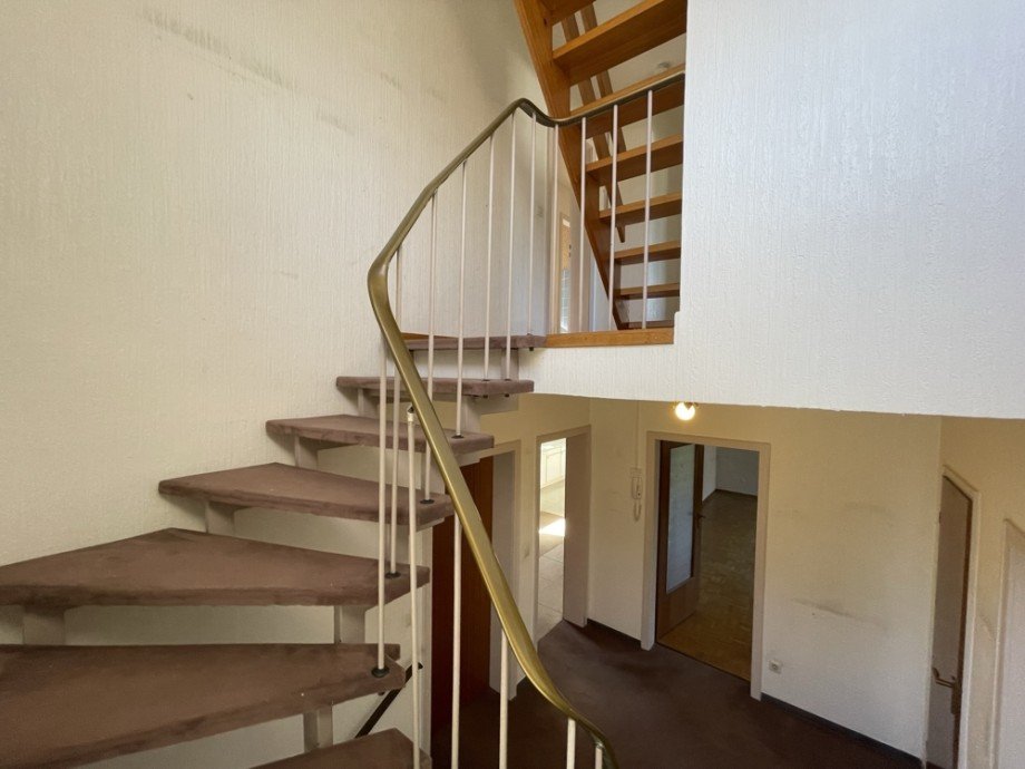 (14) Das zentrale Treppenhaus f�hrt uns anschlie�end hinauf in das erste Obergeschoss Einfamilienhaus Bottrop / Fuhlenbrock