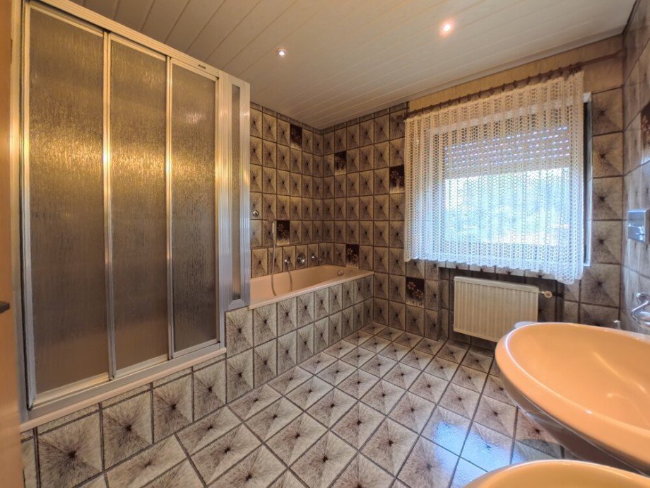 (21) Hier blicken wir zun�chst in das Badezimmer aus dieser Etage Reihenendhaus Bottrop / Stadtmitte