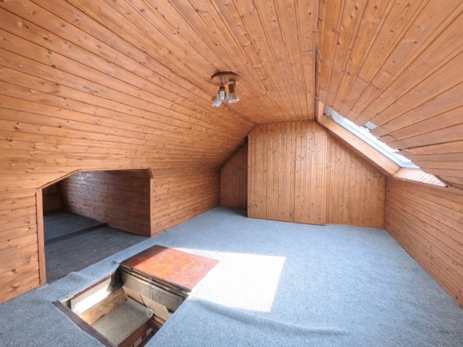 (28) �ber eine Einschubtreppe im Flurbereich des OG erreichen wir den Spitzboden Reihenmittelhaus Bottrop / Fuhlenbrock