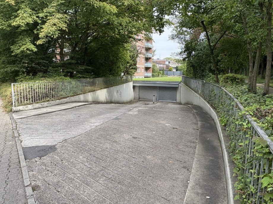 (21) Die Zufahrt zur Tiefgarage befindet sich an der s�dlichen Grundst�cksgrenze Etagenwohnung Bottrop / Bottrop-Vonderort