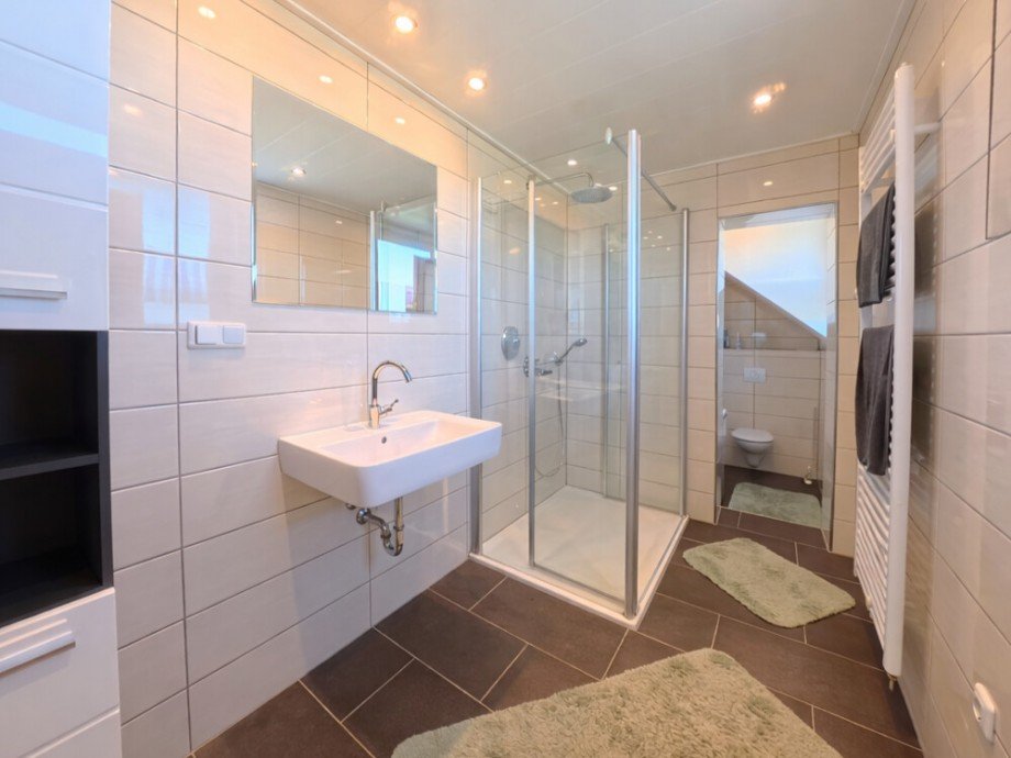 (23) Das moderne Badezimmer im Obergeschoss Einfamilienhaus Bottrop / Feldhausen