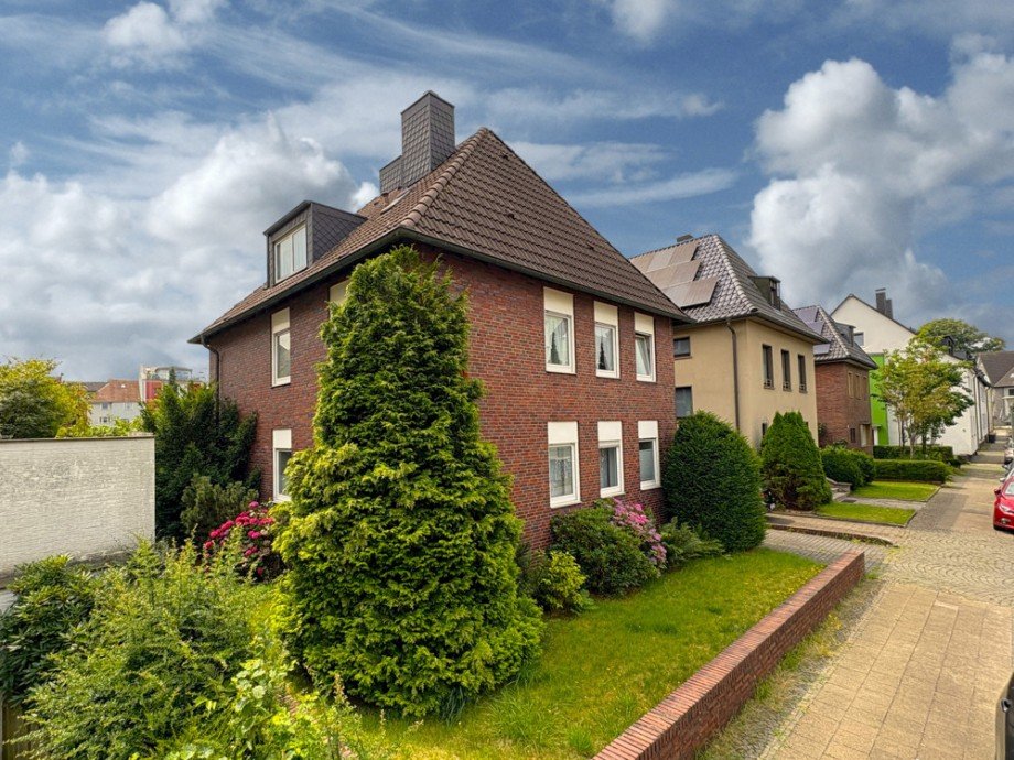 (2) Hier eine weitere Geb�udeansicht von der Vorderseite Zweifamilienhaus Bottrop / Stadtmitte