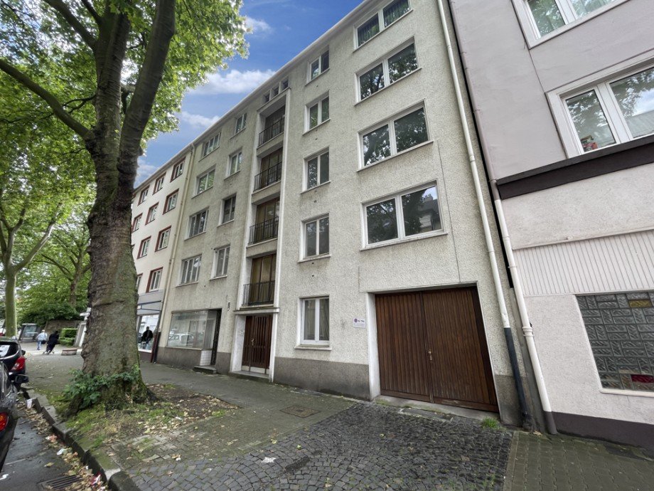 (3) Eine weitere Impression von der Geb�udefront mit Blick auf den Hauseingang und die Tordurchfahrt Haus Gelsenkirchen / Bulmke-H�llen