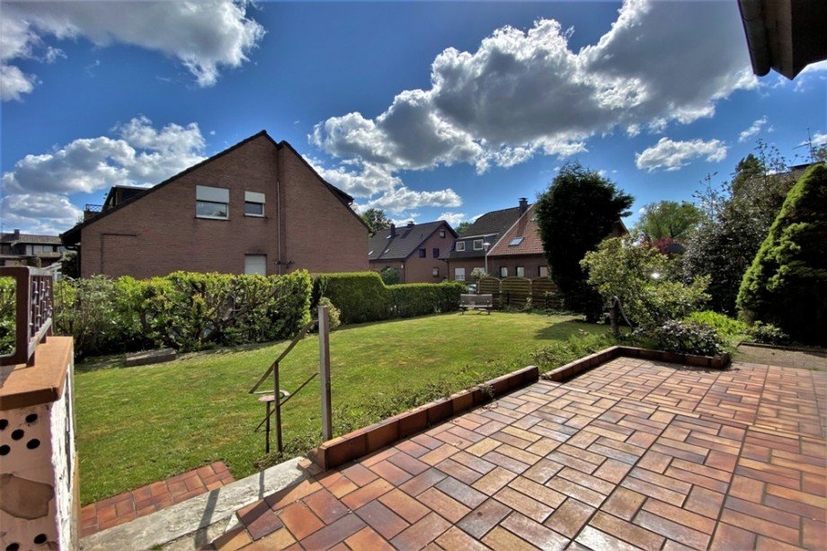 (20) Der Blick von der Terrasse in den Garten Zweifamilienhaus Bottrop / Lehmkuhle