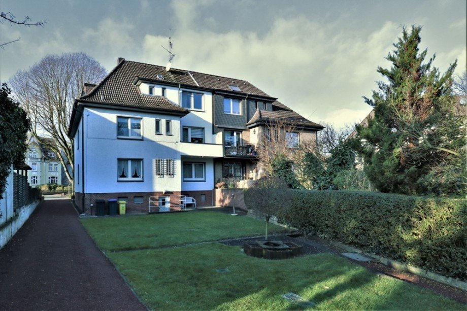 Die R�ckansicht der Immobilie vom hinteren Grundst�ck Mehrfamilienhaus Bottrop / Stadtmitte